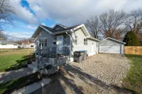 Comfort and Convenient Location Near Attractions - Modern Family Haven