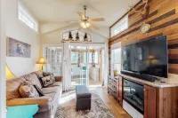 Tiny home cottage w/ mountain view, kitchen & firepit - dogs OK Hotels in Green Mountain Falls