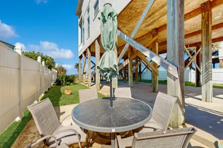 Gorgeous Home Right on the Bay w/Central AC, Balcony, and Free WiFi