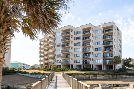 Oceanfront Paradise - Summer Breeze Condo, Pool, Internet Отели в г. Эмералд Айл