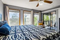 1st-floor condo with incl. boat slip & lake-view deck + on-site pools & hot tub Hotel a Village of Four Seasons