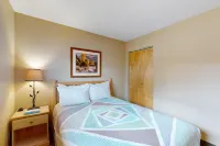 Bright condo with WiFi, balcony, pools & hot tubs - walk downtown