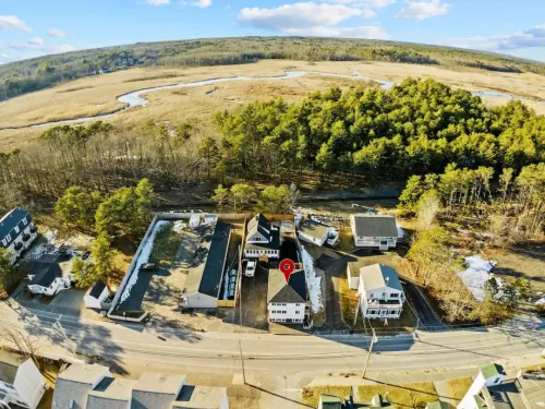 Spacious Retreat with Nostalgic Touches - Charming Coastal Oasis