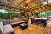 Mins to Domain -4BR Newly Reno Home - Pool+Jaccuzi - Pool +PingPong Table