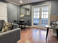 City View and Free Parking - Cozy Urban Sanctuary