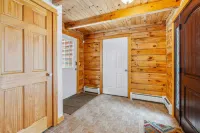 Stunning Log Home with Stone Fireplace - Cozy Vermont Retreat Hotels in Quechee