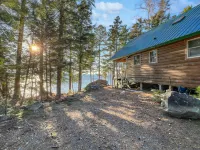 Scenic Lake Views and Cozy Deck - Charming Idyllic Retreat 비버 코브 호텔