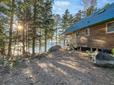 Scenic Lake Views and Cozy Deck - Charming Idyllic Retreat
