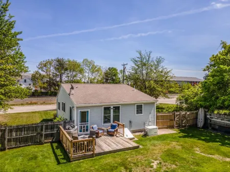 Private-Fenced Patio and Sophisticated Kitchen - Tranquil Beach Haven Отели в г. Олд-Орчард-Бич