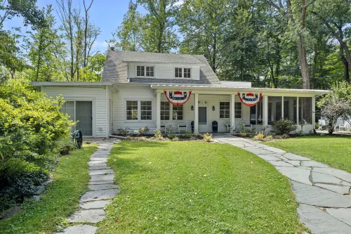 Tranquil Haven with Jacuzzi and Firepit - Charming Retreat