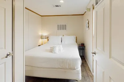 Snowbird-friendly home with central AC, full kitchen, and free WiFi 포트 세인트 조 호텔