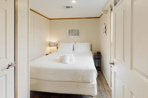Snowbird-friendly home with central AC, full kitchen, and free WiFi Hotels in Port St. Joe
