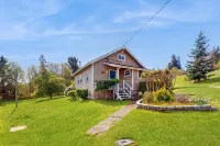 Tranquil cottage with mountain view, fast WiFi & W/D - walk to waterfront Hotels in Gig Harbor
