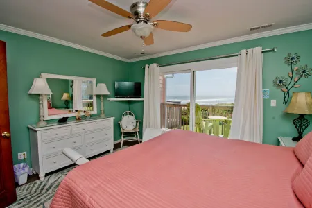 Two Swimming Pools and Tennis Courts - Elegant Oceanfront Haven Отели в г. Эмералд Айл