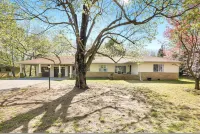 Bright Living Space and Large Outdoor Oasis - Stylish Haven Hotel in zona University of Arkansas