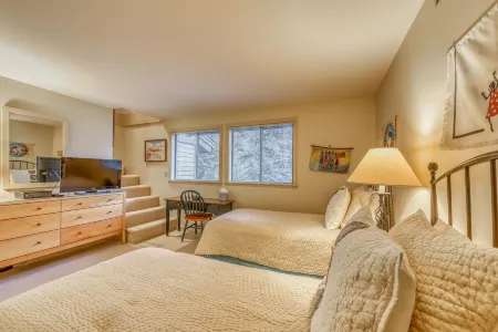 Updated Townhouse with WiFi - Near Skiing, Hiking, Shopping & Dining Отели рядом с достопримечательностью «White Clouds»