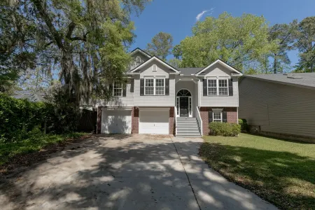 Tranquil Oasis with Swimming Pool - Elegant Family Retreat Отели рядом с достопримечательностью «Middleton Place Equestrian Center»