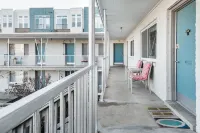 Freshly Renovated Artist Condo and Pool Minutes to Downtown Hotels in Berry Hill