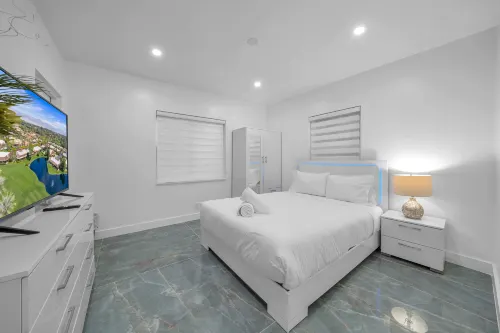 Spacious Retreat - Private Pool, Outdoor Living Area Hotels in Biscayne Park