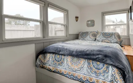Cozy Cottage with Beach Access and Fast Wi-Fi - Charming Romantic Retreat