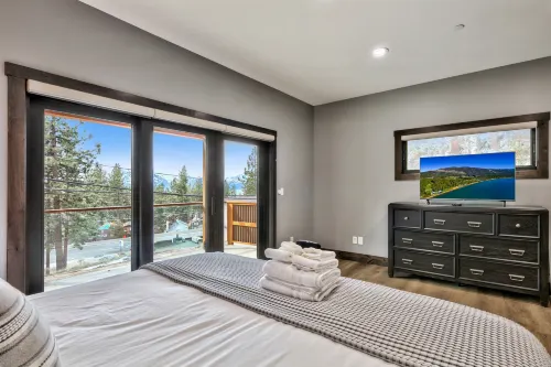 Expansive Lake Views and Hot Tub - Modern Cozy Haven