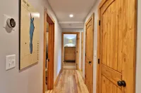 Waterfront Access and Rustic Comforts - Charming Lakeside Retreat Hotels in Leicester