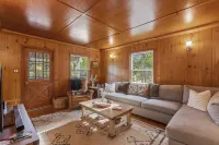 Cozy Cabin with BBQ Deck in Serene Woods - Delightful Hideaway