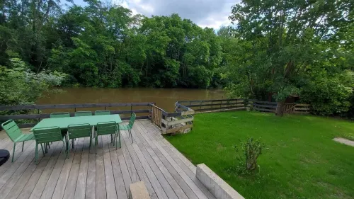 Coin de Paradis Entièrement Rénovée en Bord de Rivière et ses 20 Mètres de Berge Hotels in Montigny-sur-Loing