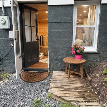 Cozy Rustic Walkout Basement Cabin in Historic Harpers Ferry