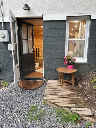 Cozy Rustic Walkout Basement Cabin in Historic Harpers Ferry