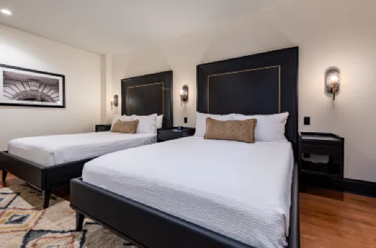 2BR Cityscape 2 Blocks from Bourbon St | The Mayfair 酒店