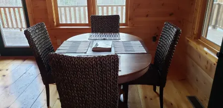 Wanderlust! Cozy 2-bedroom cabin with Mountain Views in lovely Murphy with WiFi