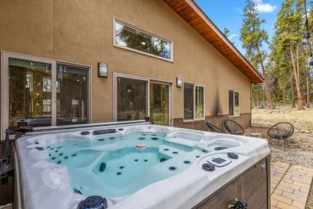 The Hideaway - Hot tub, Attached garage, Private, Modern 3-bedroom cabin