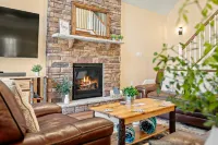 Hot Tub and Game Room Oasis - Stunning Mountain Retreat