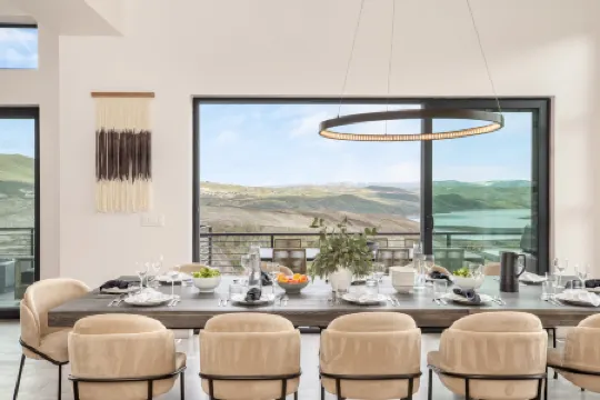 Breathtaking Views and Hot Tub - Luxurious Mountain Oasis