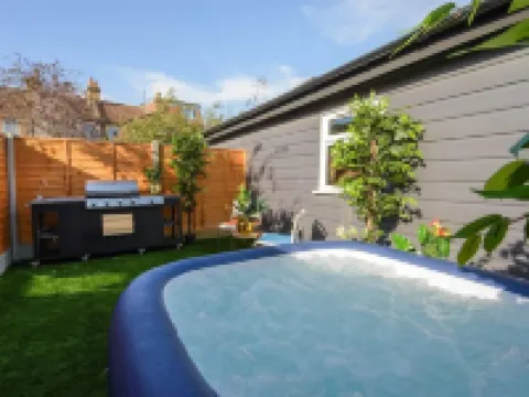 Luxury Versace Sleeps10 HotTub Pool Table Skytv Hotels in Leyton