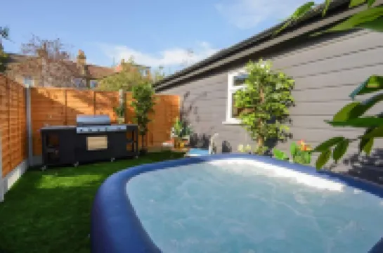 豪華範思哲度假屋，睡10人，熱水浴缸，桌球桌，Sky電視