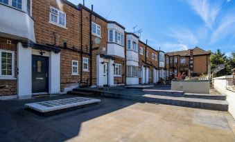 Luxury 3-bedroom Flat in Northwood