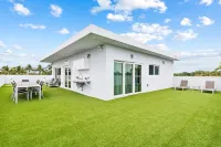 Unique Retreat - Unit D: Cool 2nd-floor Retreat Hotels in Deerfield Beach