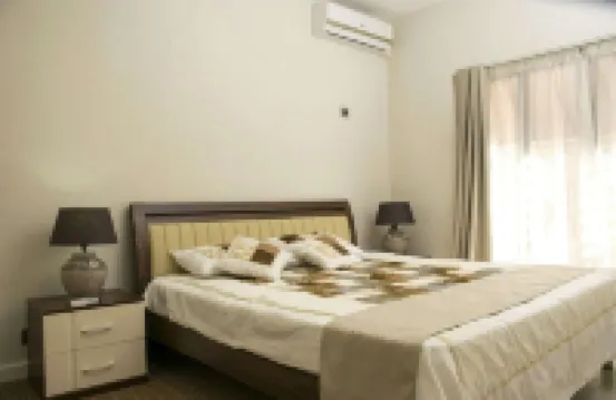 モダン 2 ベッド スリープス 4 ウィズ バルコニー のホテル