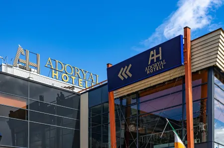 Adoryal Hotell Отели рядом с достопримечательностью «Passenger Terminal D»