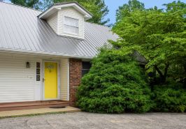 ヒュージ マナー ウィズ インドア ホットタブ アンド プール テーブル