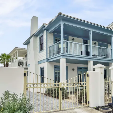 Mare E Sole 2 Bedroom Home by RedAwning