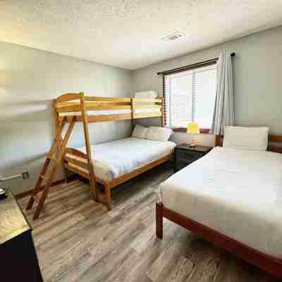Spacious Modern Condo - 1st Floor - One Block to the Beach Rooms