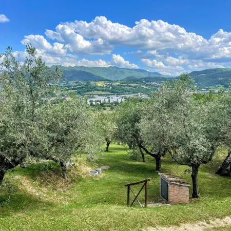 Spoleto Tranquilita Sleeps 20 with Wifi Pool Yoga Studio Gardens and Views