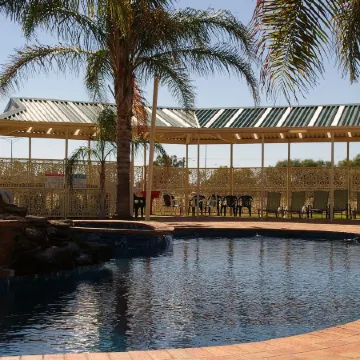 Pines Country Club Motor Inn