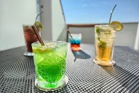 Sunset Split Rooms - bar
