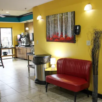 Parkwood Inn & Suites