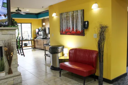 Parkwood Inn & Suites Отели рядом с достопримечательностью «Flint Hills Discovery Center»