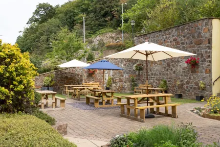 The Celtic Royal Hotel Отели рядом с достопримечательностью «Airworld Aviation Museum»